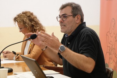 El regidor de barri, David Melé, adreçant-se als veïns.