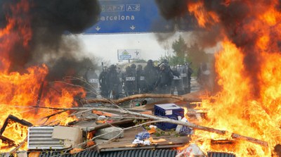 L'espill és un llarg documental sobre el retorn d'un exiliat al seu poble natal..