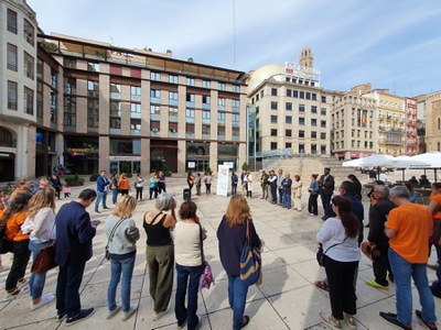El moment de la lectura del manifest a la plaça Sant Joan.