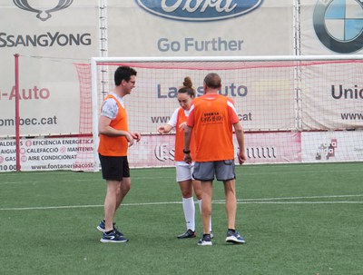 L'alcalde Pueyo i el tinent d'alcalde Postius, rebent indicacions de la jugadora del CF Pardinyes, Laura Abat.