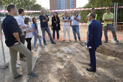 L'alcalde Pueyo i el tinent d'alcalde Postius han visitat les obres del nou parc per a gossos, ubicat als Jardins de Francesc Solana, davant de l’ins….