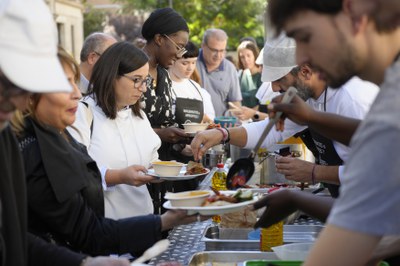 Freixanet i Sall recollint el seu menú d'aprofitament.