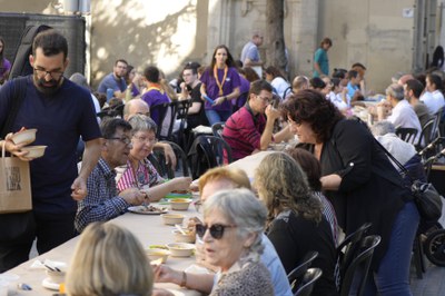 Les taules plenes de gent començant a dinar.