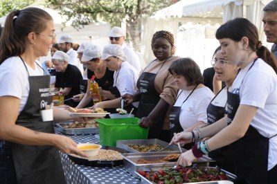 Les voluntàries preparant el menjar.
