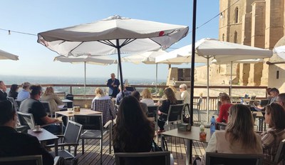 El tinent d'alcade i president de Turisme de Lleida, Paco Cerdà, ha presentat a la Seu Vella els nous expositors amb informació turística de la ciutat.