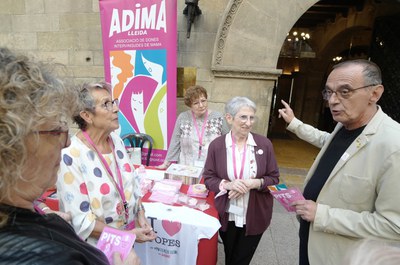 L'alcalde Pueyo amb la presidenta d'Adima, Digna de Torres, a la plaça de la Paeria.
