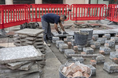 Les tasques de millora del paviment a l'entrada de l'Auditori.