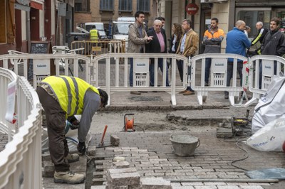 Postius i Castro, acompanyats de tècnics municipals i responsables de l'obra, a Alcalde Costa.