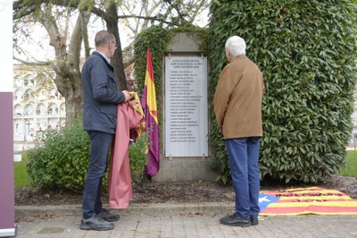 El paer en cap i el representant de l'Amical, José San Martín, han descobert la placa.