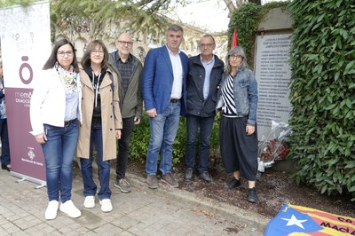 El paer en cap i els regidors que han assistit a l'acte, davant la placa d'homenatge.