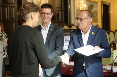 Pueyo fa entrega del seu diploma a un dels joves participants en el programa.