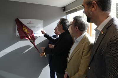 El paer en cap, Miquel Pueyo, ha descobert la placa del nou Agrolivinglab, ubicat a la seu de Capitania d'Artilleria de les casernes de Gardeny, al P….