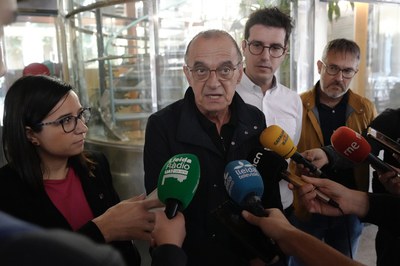 L'alcalde i els tinents d'alcalde han explicat l'ajuda obtinguda als mitjans de comunicació.