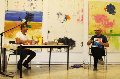 El director d’Intangible. Festival d’Art_Tecnologia, Antoni Pinent, va conduir el col·loqui posterior a l’acte creatiu de Lopez-Remiro, en què l’arti….