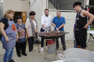 El regidor de Festes i Tradicions, Ignasi Amor, s'ha arremangat amb les castanyes a Balàfia.