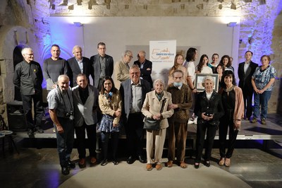 Imatge dels guardonats i homenatjats en finalitzar l'acte.