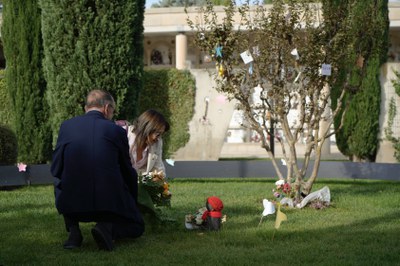 L'alcalde Pueyo i la tinent d'alcalde Montse Pifarré han dipositat un ram de flors a l’Espai Empremtes.