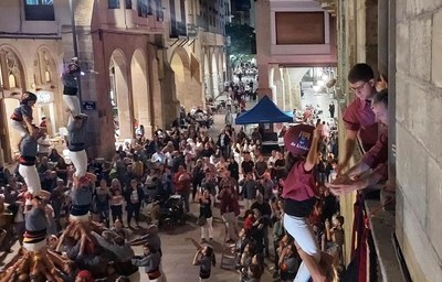 Els integrants d'un dels pilars dels Castellers de Lleida han pujat per la finestra de la façana de la Paeria.