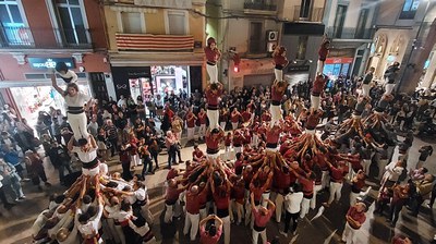 Pilars de les tres colles per tancar l'actuació a la plaça de la Paeria.