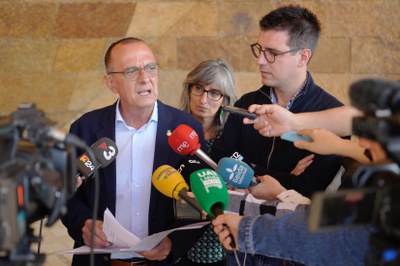 L'atenció a mitjans, davant de la Llotja, posterior a la reunió a la Cambra..