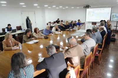 Panoràmica general de la taula de la reunió a la Cambra de Comerç.
