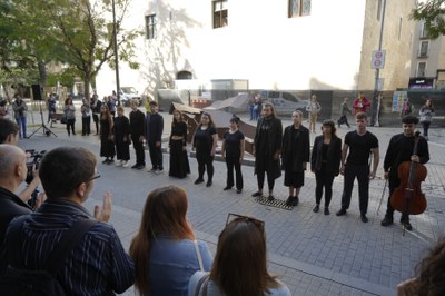 Alumes de l'Aula de Teatre han fet l'acompanyament escènic de l'acte.