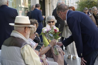 Exalumne i supervivents i familiars que han assistit a l'acte d'homenatge organtizat per la Paeria.