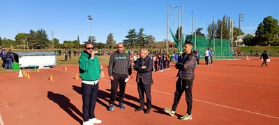 El regidor d'Esports, Ignasi Amor, amb el tinent d'alcalde Paco Cerdà, durant la salutació als atletes participants.