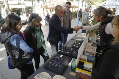 El Ramblejant ha coincidit amb el dia del Mercat de la Rambla i l'alcalde ha aprofitat per saludar els paradistes.