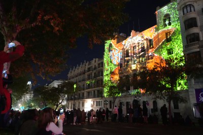 Vídeo mapping projectat sobre la façana de la Paeria.