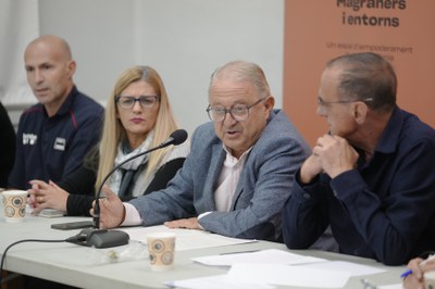 El regidor de barri, Paco Cerdà, durant la seva intervenció.