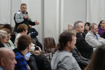 Una intervenció d'un veí durant el consell celebrat al centre cívic del barri.
