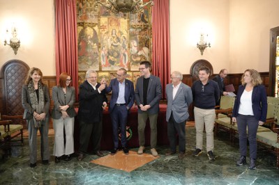 Moment de l'entrega de les claus de l'edifici que hi ha a la finca cedida.