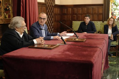 Siurana i Pueyo, durant l'acte, amb els representants d'Ilersis al fons.