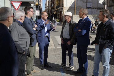 L'alcalde M. Pueyo, amb el tinent d'alcalde T. Postius i el regidor J.R. Castro, a la visita d'obres al c/ Alcalde Costa, amb el subdelegat del gover….