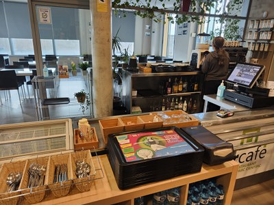 Un dels locals que col·laboren en la campanya, amb les safates preparades.