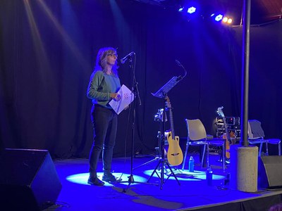 La tinent d'alcalde Sandra Castro ha presentat el recital poètic-musical.