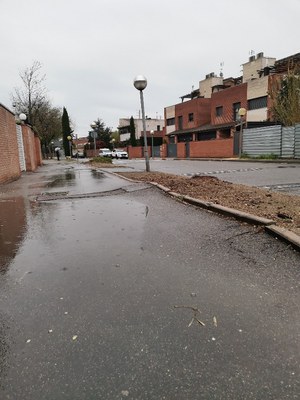 L'actuació se centra al carrer Arquitecte Morera i Gatell, on les arrels dels arbres han fet malbé la vorera.