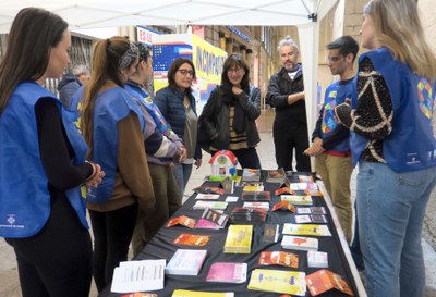 La tinent d'alcalde Montse Pifarré ha saludat l'equip de voluntàries de Nits Q Lleida.