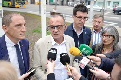 Pueyo explicant l'obra als mitjans de comunicació.