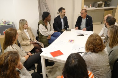 L'alcalde i els regidors han mantingut una reunió amb responsables de l'oficina.