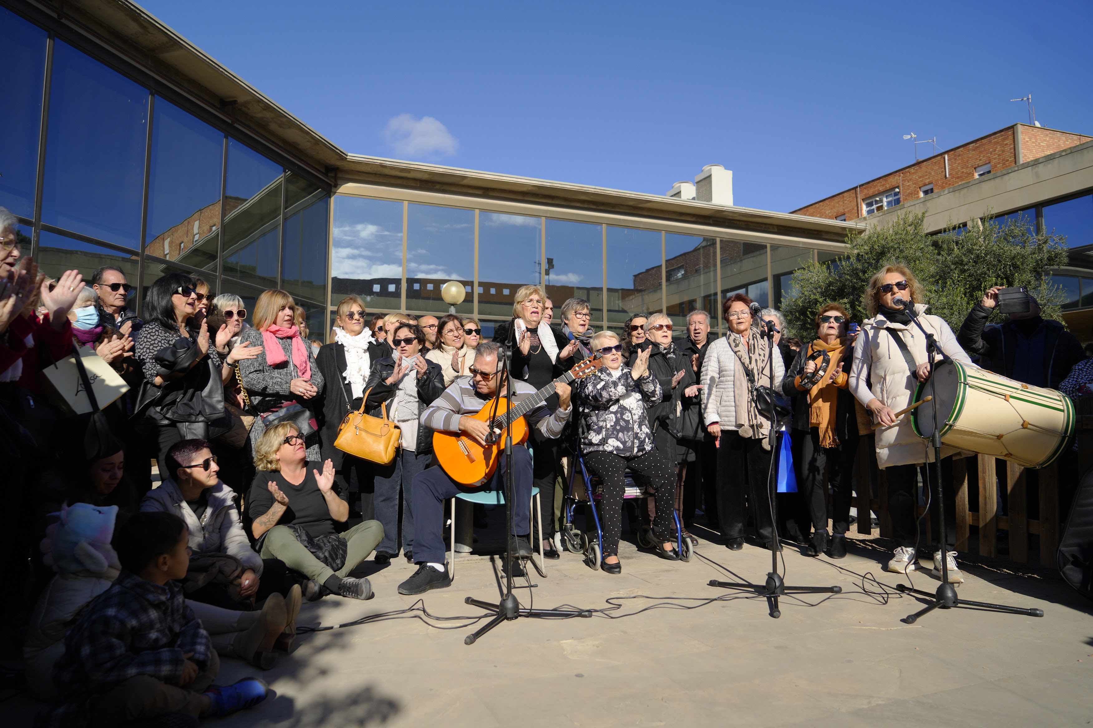 El cor de la Casa de Andalucía ha interpretat la Salve Rociera en el seu honor