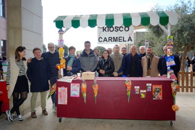 Els regidors i representants veïnals davant el quiosc que ha simbolitzat el lloc on va estar tants anys Carmela.