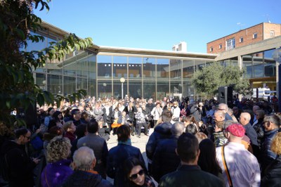 La plaça, plena d'amics i amigues que han volgut assistir a l'homenatge.