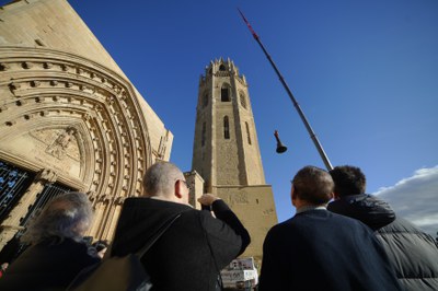 Una gran grua ha elevat l'element fins al campanar.
