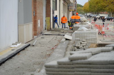 Les obres consisteixen en la renovació i eixamplament de la vorera.