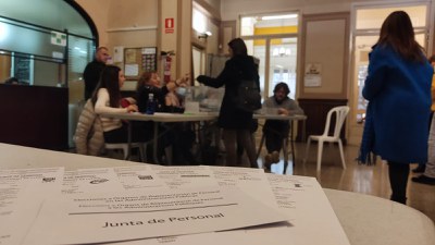 Ha participat en les eleccions sindicals el 64,90 % de la plantilla municipal.  A la imatge, un dels punts de votació, a l'edifici Casino..