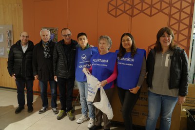 El representant de Plusfresc Rafel Oncins, Fo, Pueyo, els voluntaris i voluntàries i la directora del Banc d'Aliments, Teresa Farré.
