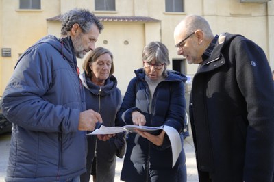 El regidor i tècnics municipals revisen l'actuació.