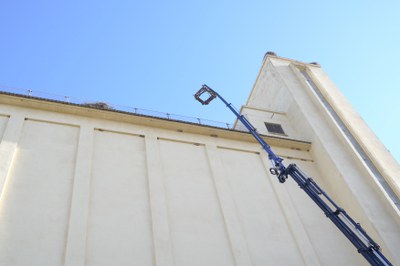 Una grua permet pujar els nius a dalt de la torre de la sitja.